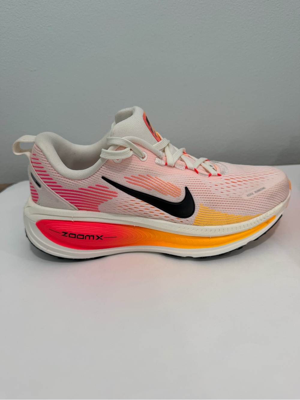 NIKE Vomero 18 Women's White Pink Orange HM6804-100 Running Mesh ZoomX Shoes (6) - Picture 4 of 16